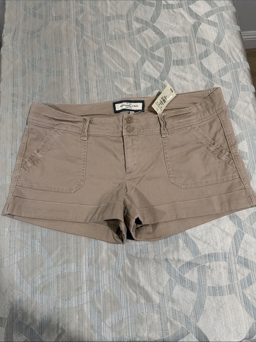 NWT Abercrombie & Fitch kaki shorts